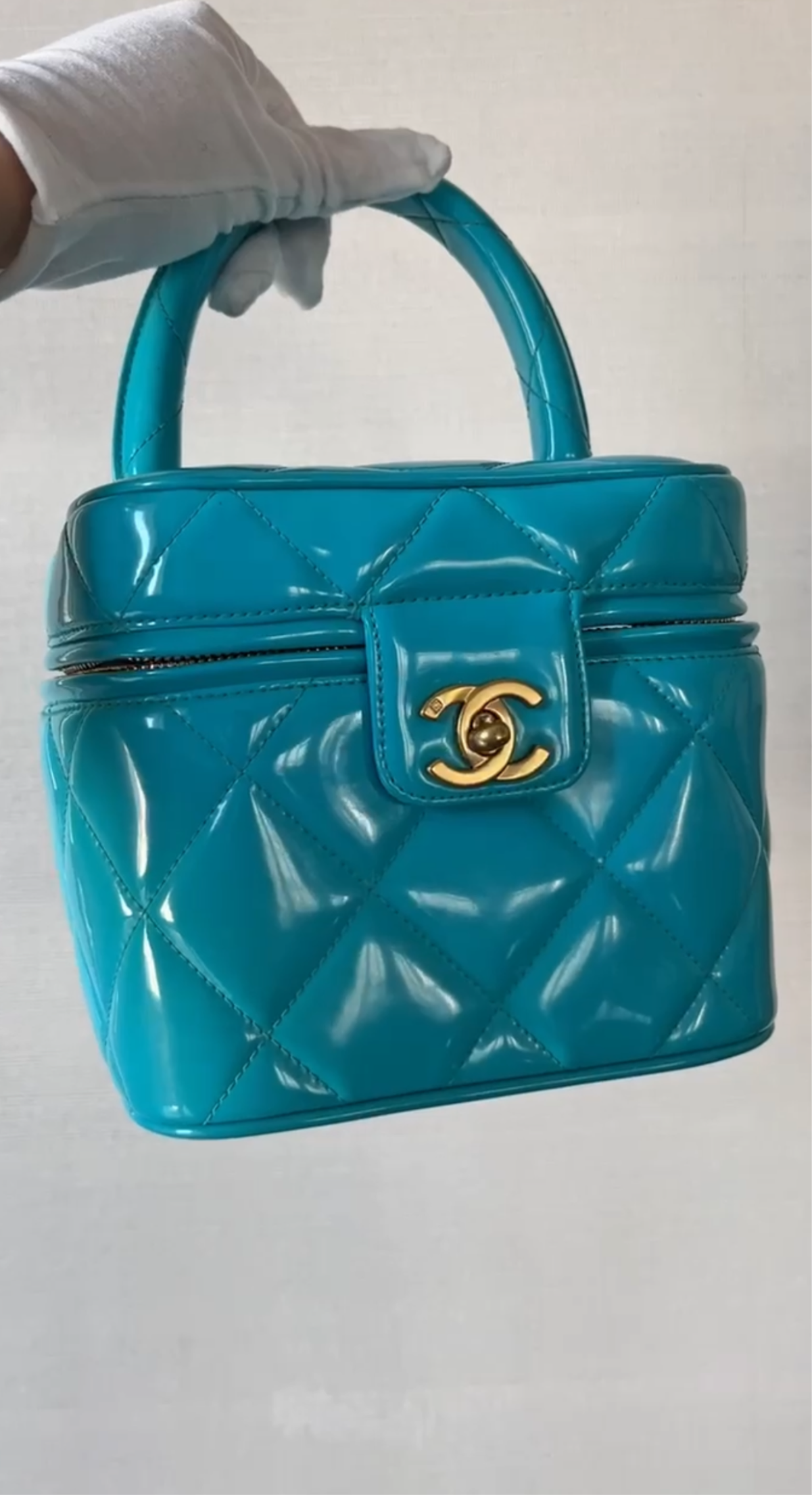 Chanel Chanel 19 Shoulder Bag - Rovelle Bags