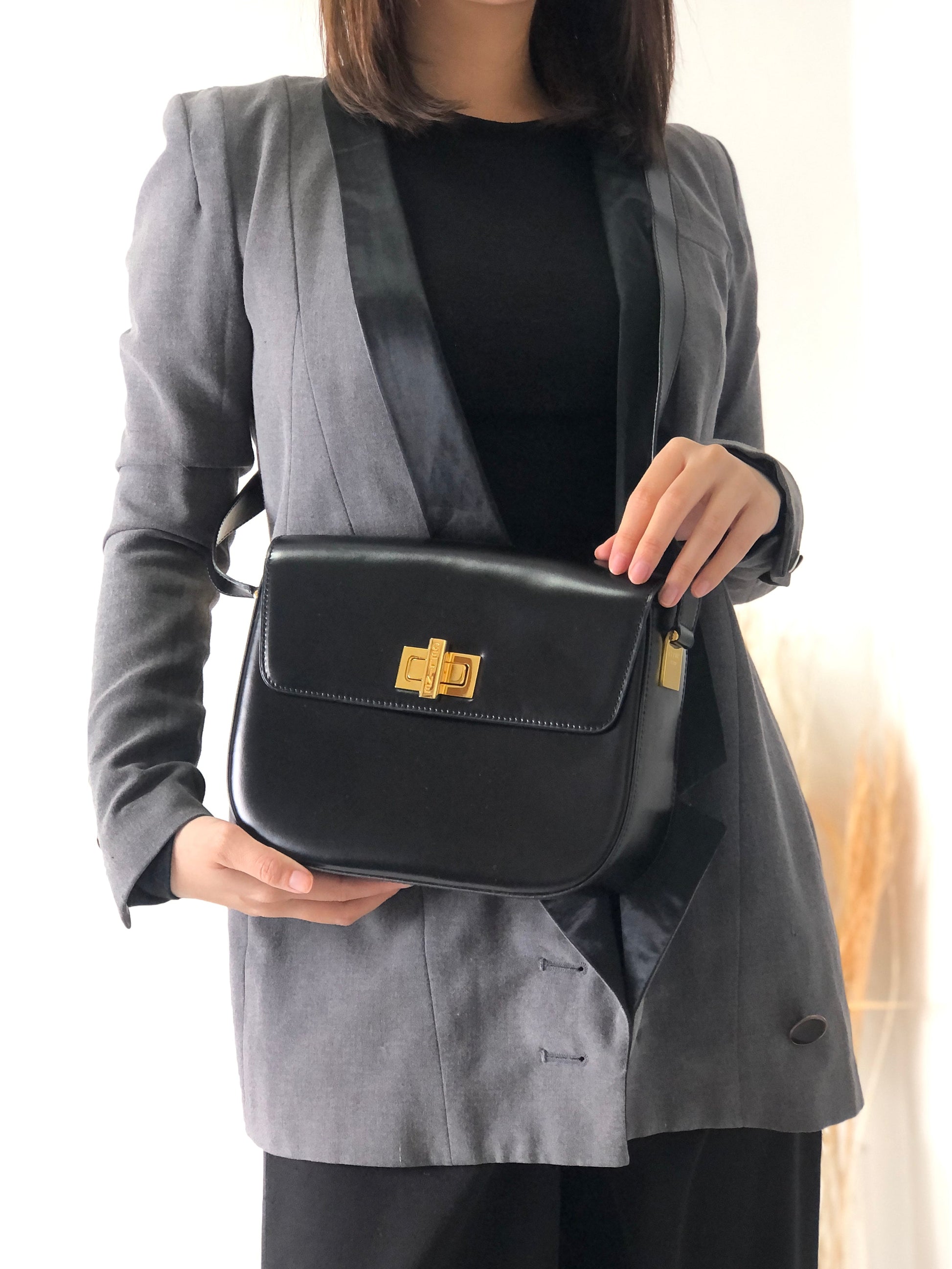 CELINE Turn Lock Leather Shoulder bag Black igkid8