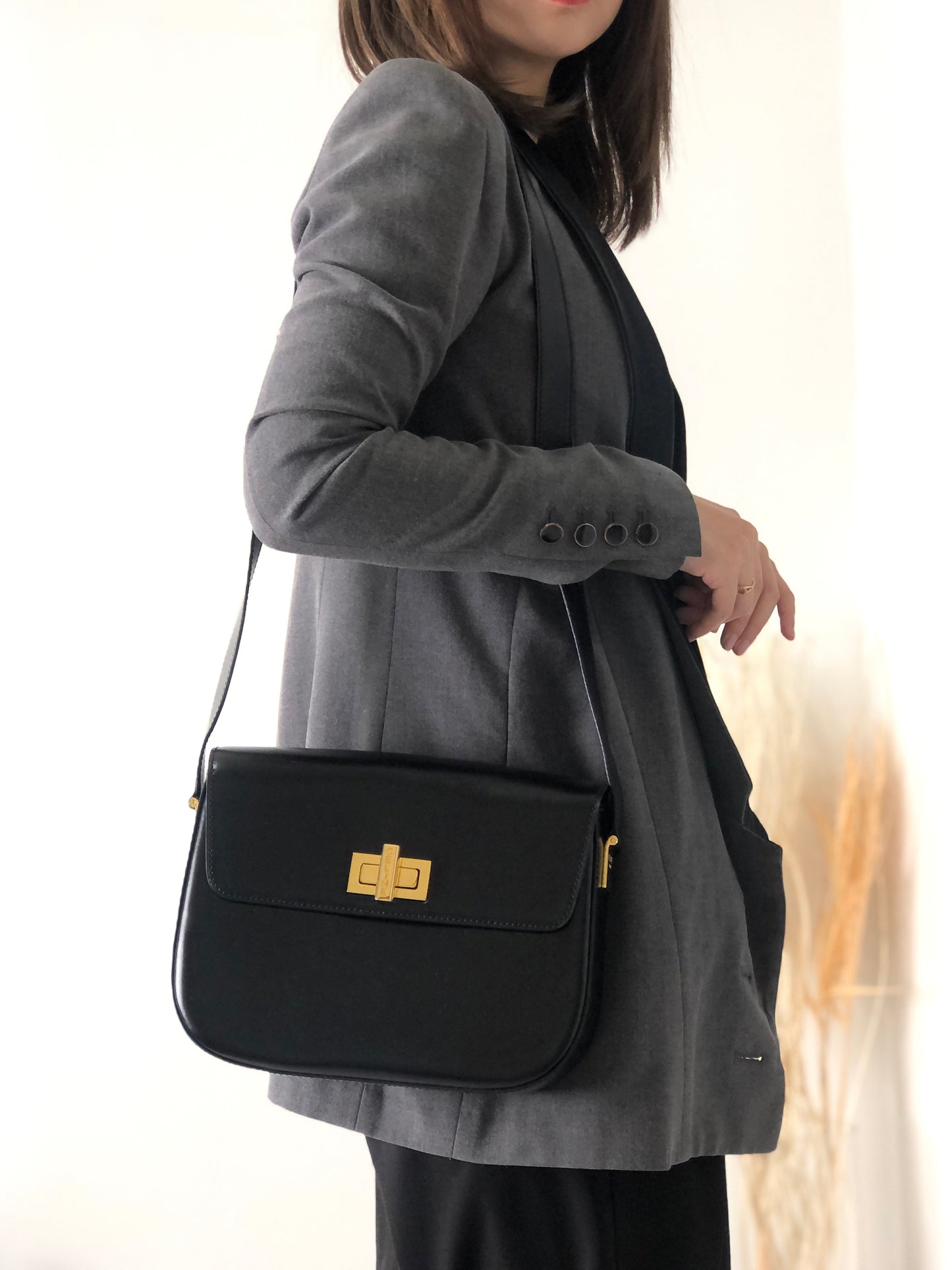 CELINE Turn Lock Leather Shoulder bag Black igkid8