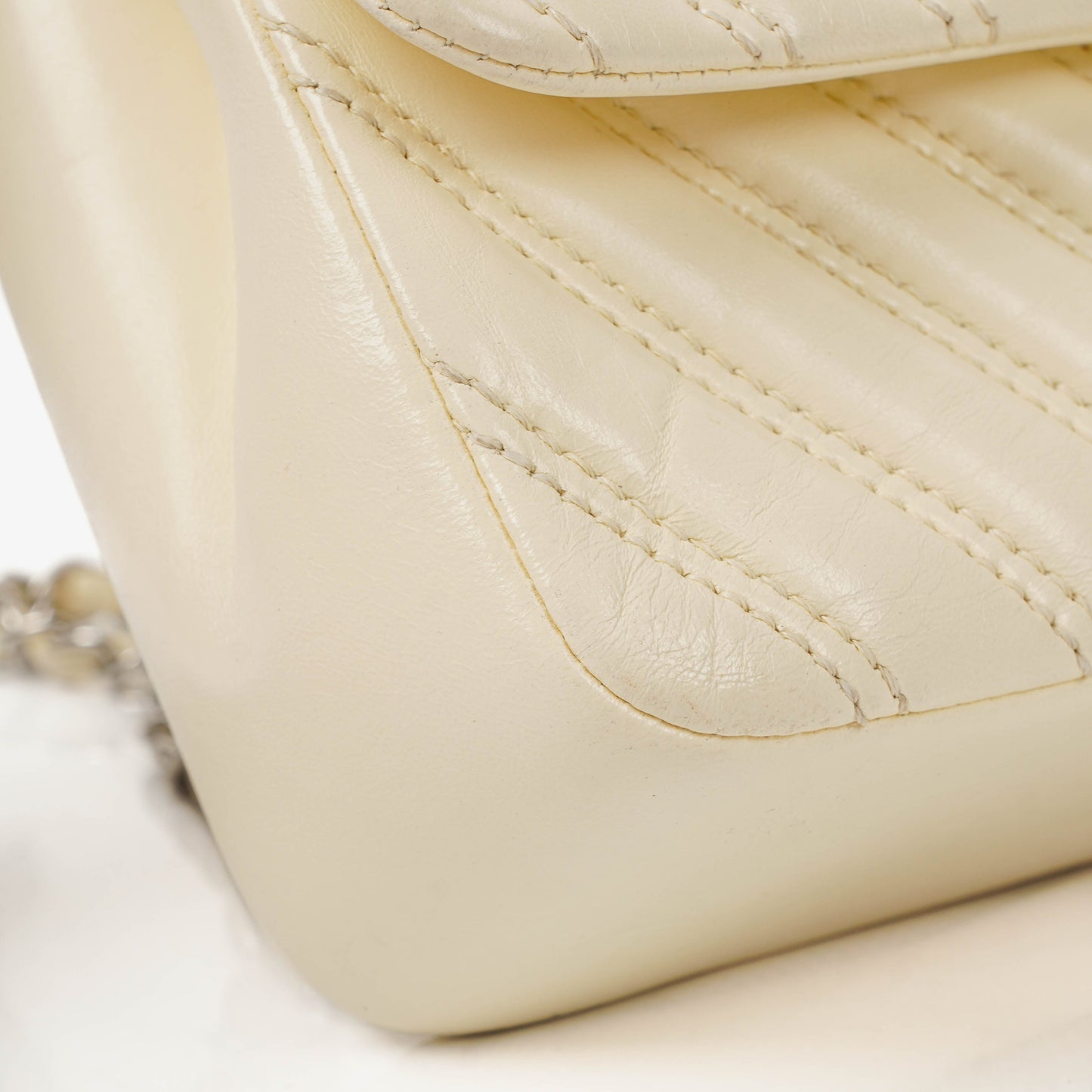 Chanel Chevron Quilted Leather Shoulder Bag With Silver-Tone Hardware