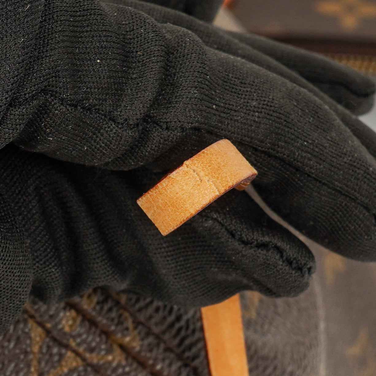 Louis Vuitton Neverfull MM Tote Bag in Monogram Canvas