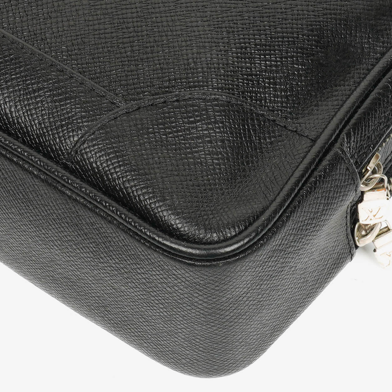 Louis Vuitton Black Taiga Leather Neo Pavel Clutch