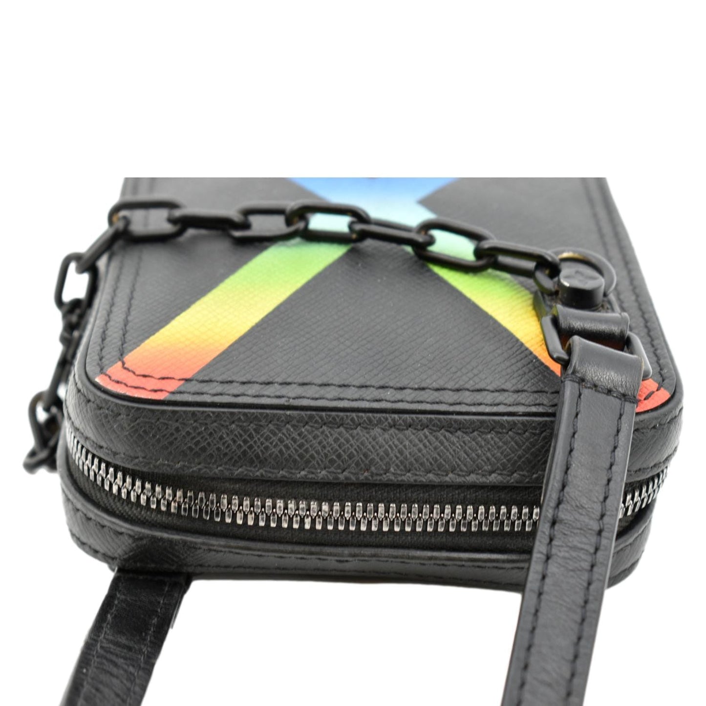 LOUIS VUITTON Sac Danube Taiga Messenger Crossbody Bag Black