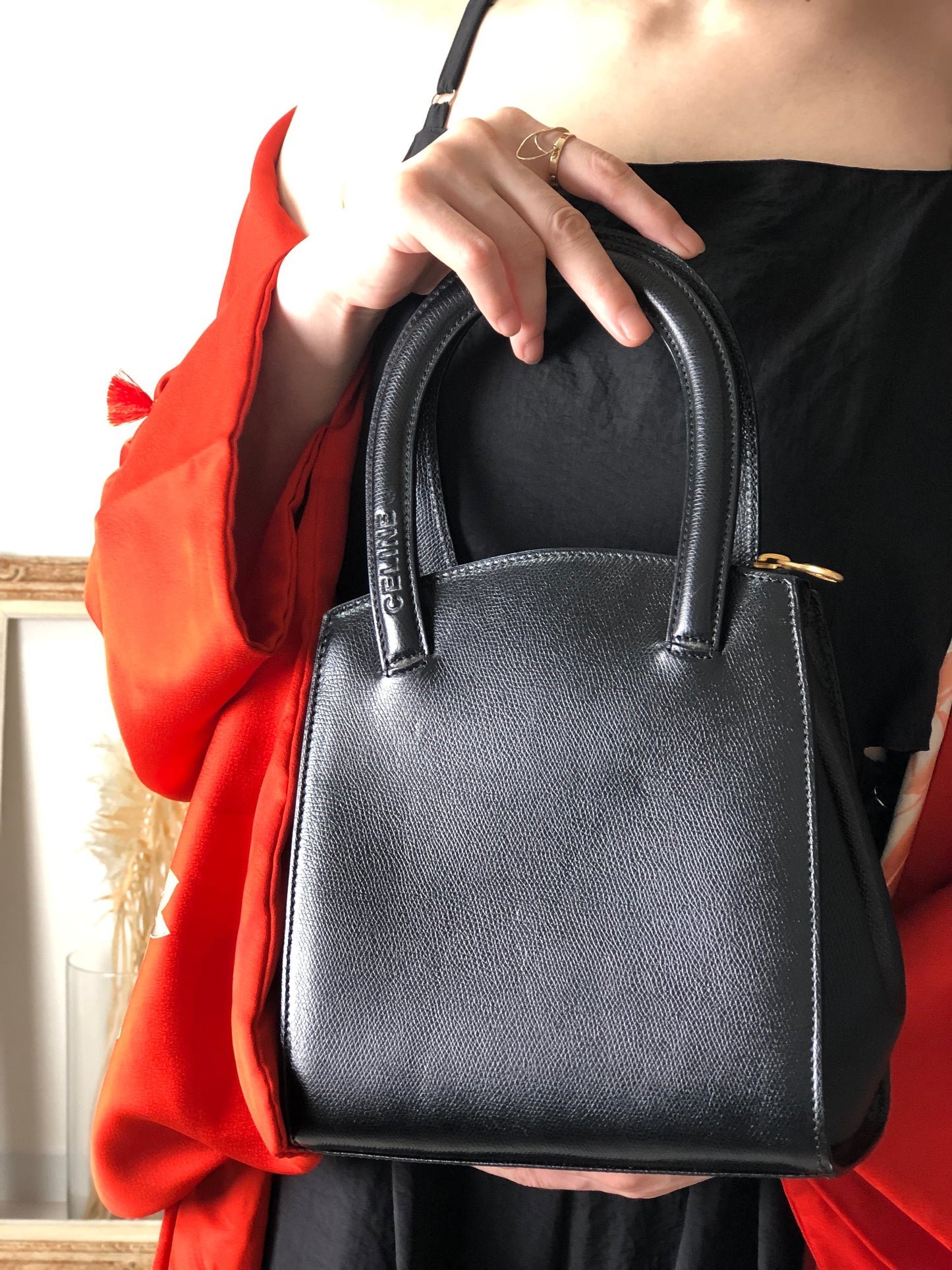 CELINE Logo Embossed Handbag Black b6gjb2