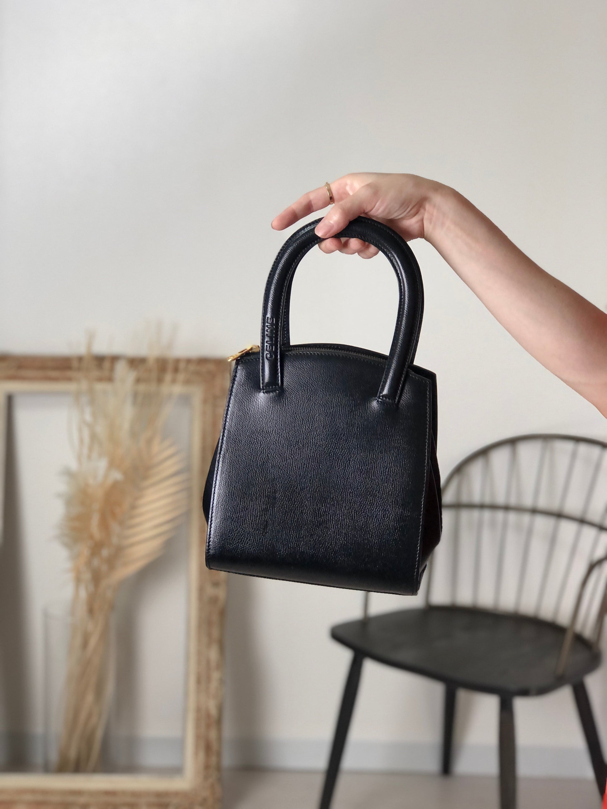 CELINE Logo Embossed Handbag Black b6gjb2