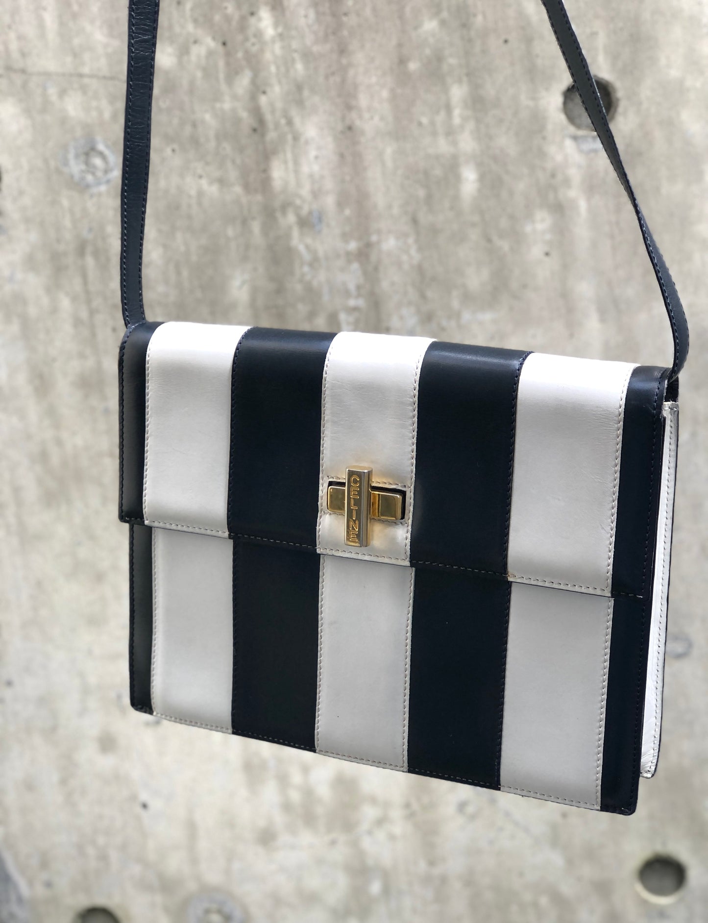 CELINE Cadena Turn lock Leather Crossbody Shoulder Bag Navy White Old CELINE vw6sjn