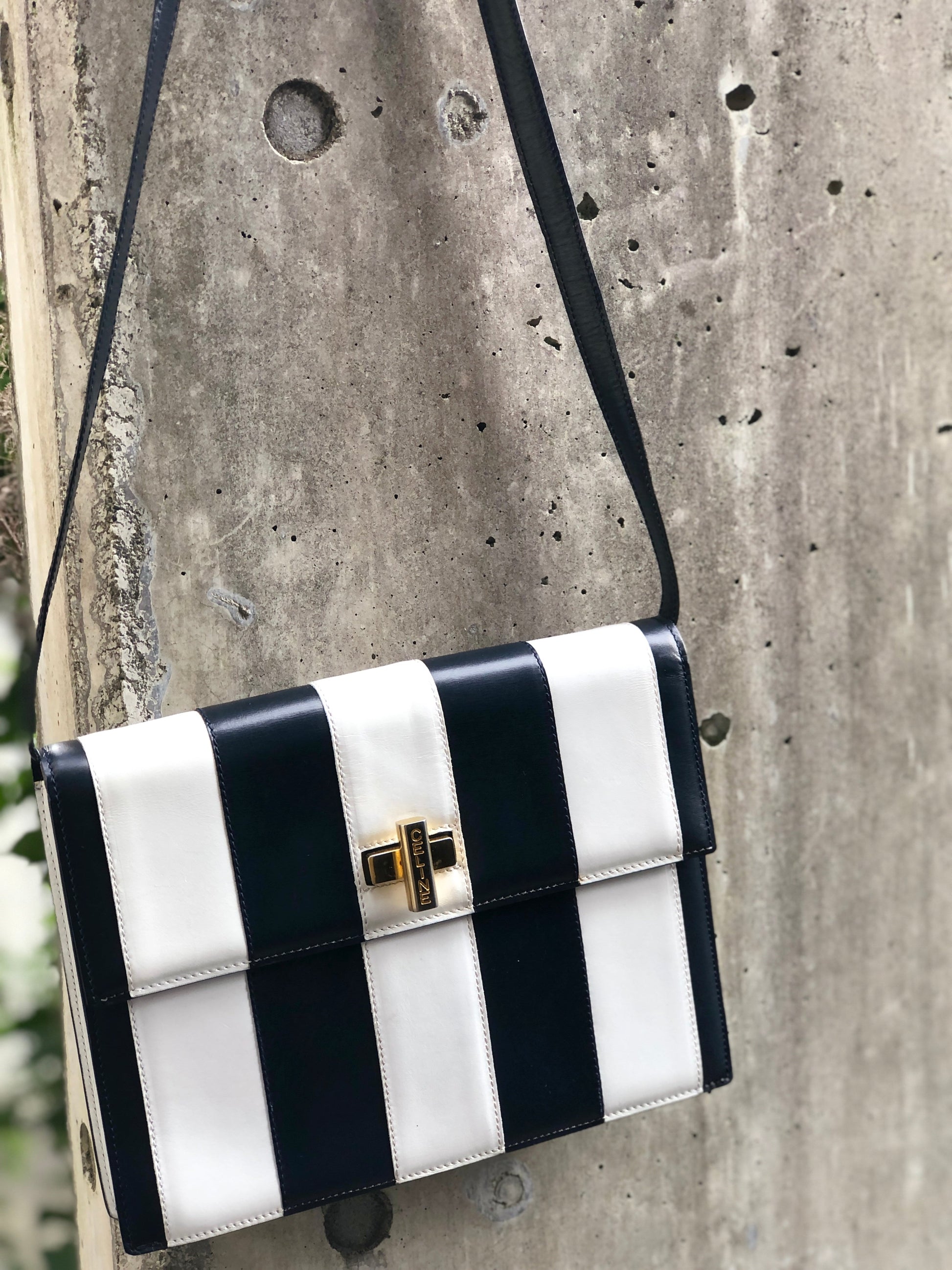 CELINE Cadena Turn lock Leather Crossbody Shoulder Bag Navy White Old CELINE vw6sjn