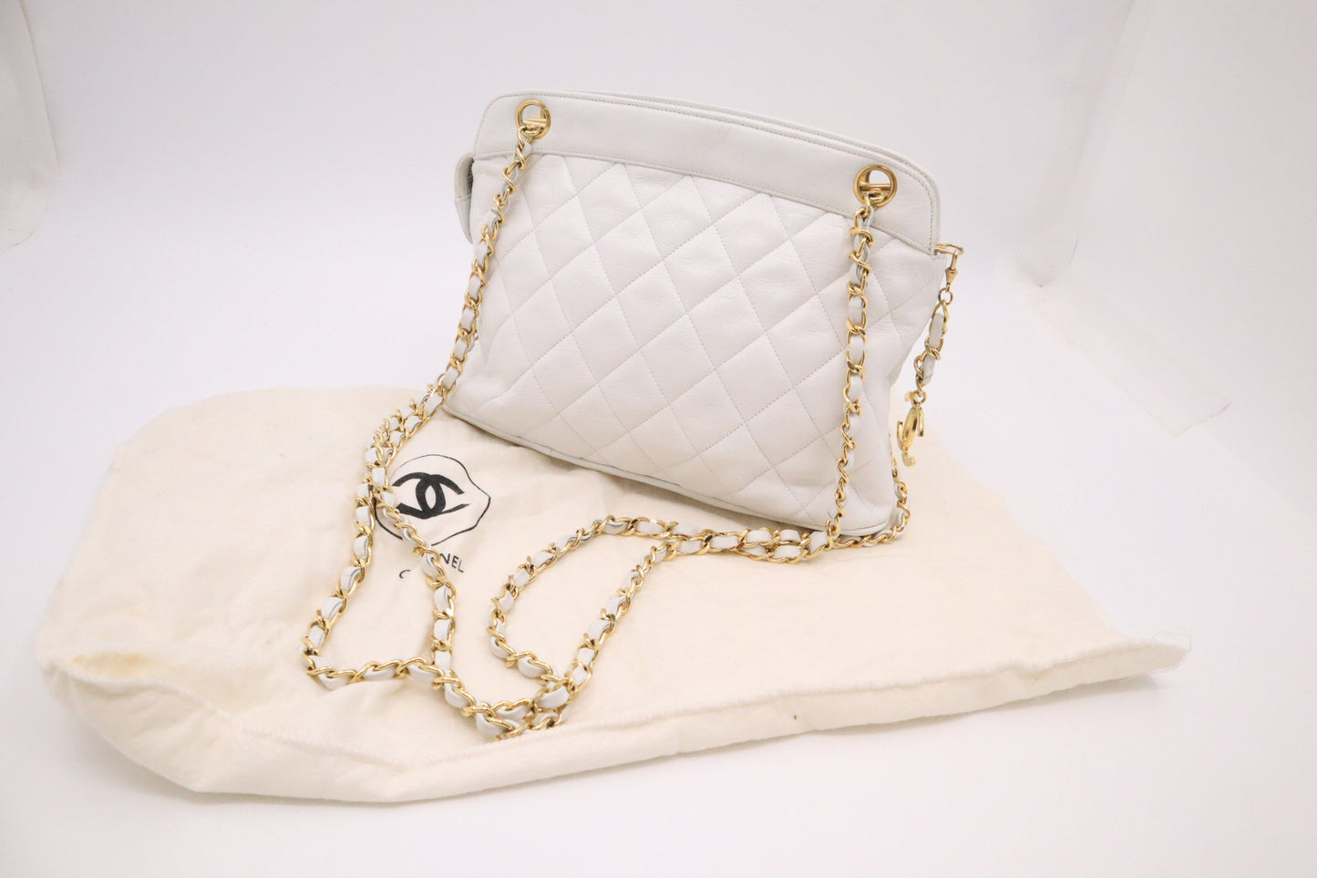 Chanel Shoulder Bag in White MattelassÃÂ© Leather
