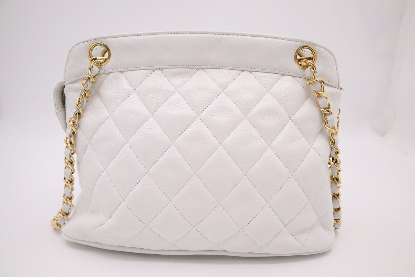 Chanel Shoulder Bag in White MattelassÃÂ© Leather