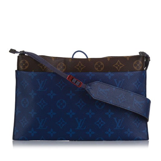 Louis Vuitton Monogram Pacific Outdoor Pouch (SHG-1lMqra)