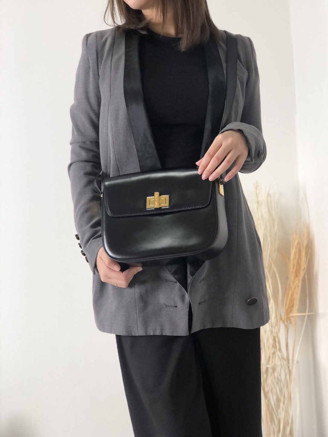 CELINE Turn Lock Leather Shoulder bag Black igkid8