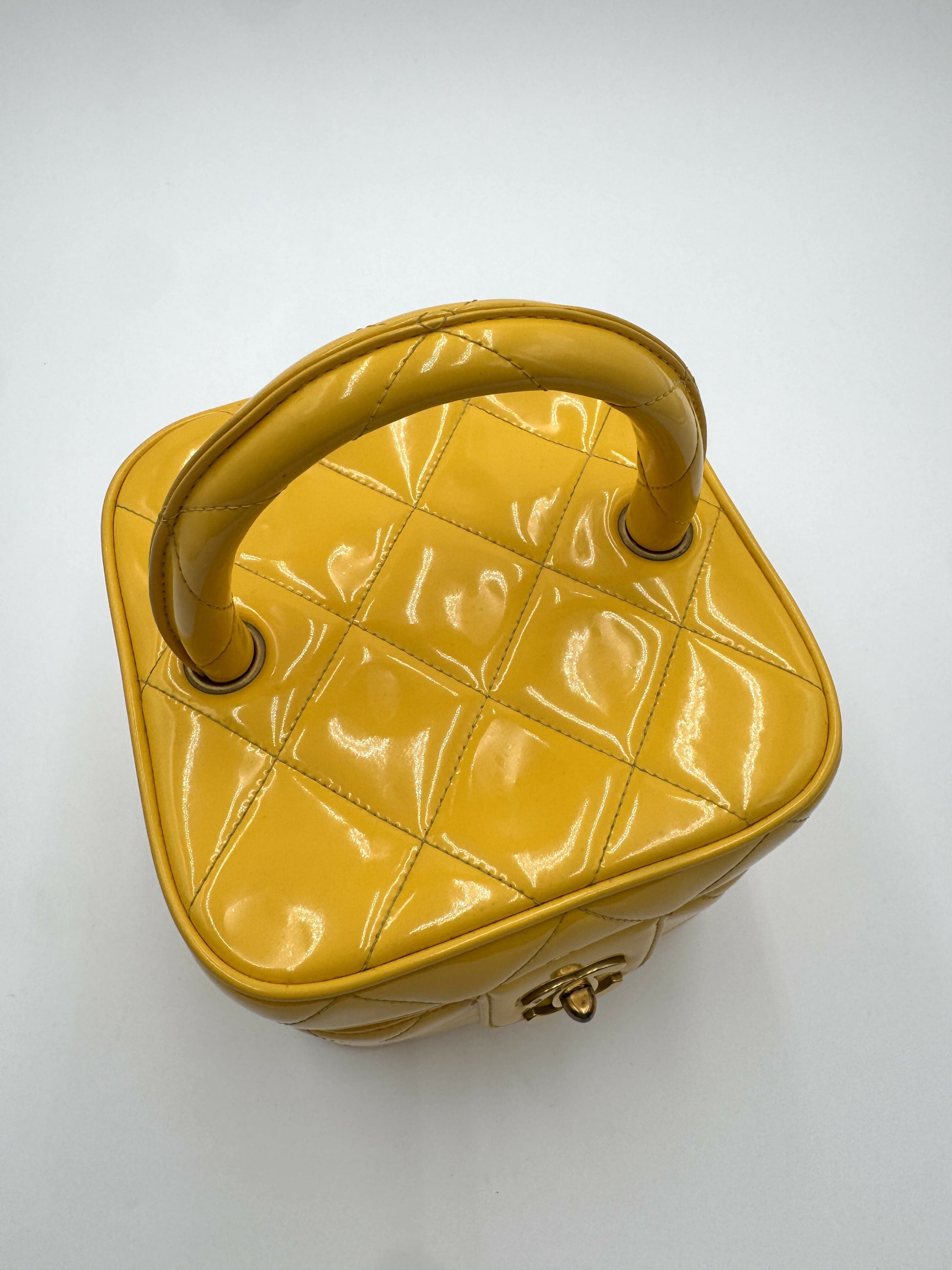 Chanel Chanel 19 Shoulder Bag - Rovelle Bags
