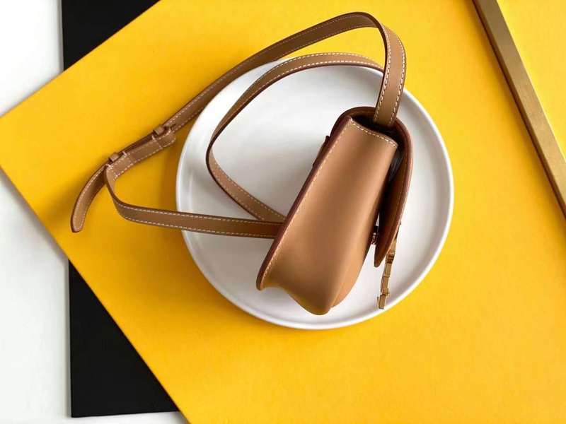 Yves Saint Laurent Icon Polished Handbag