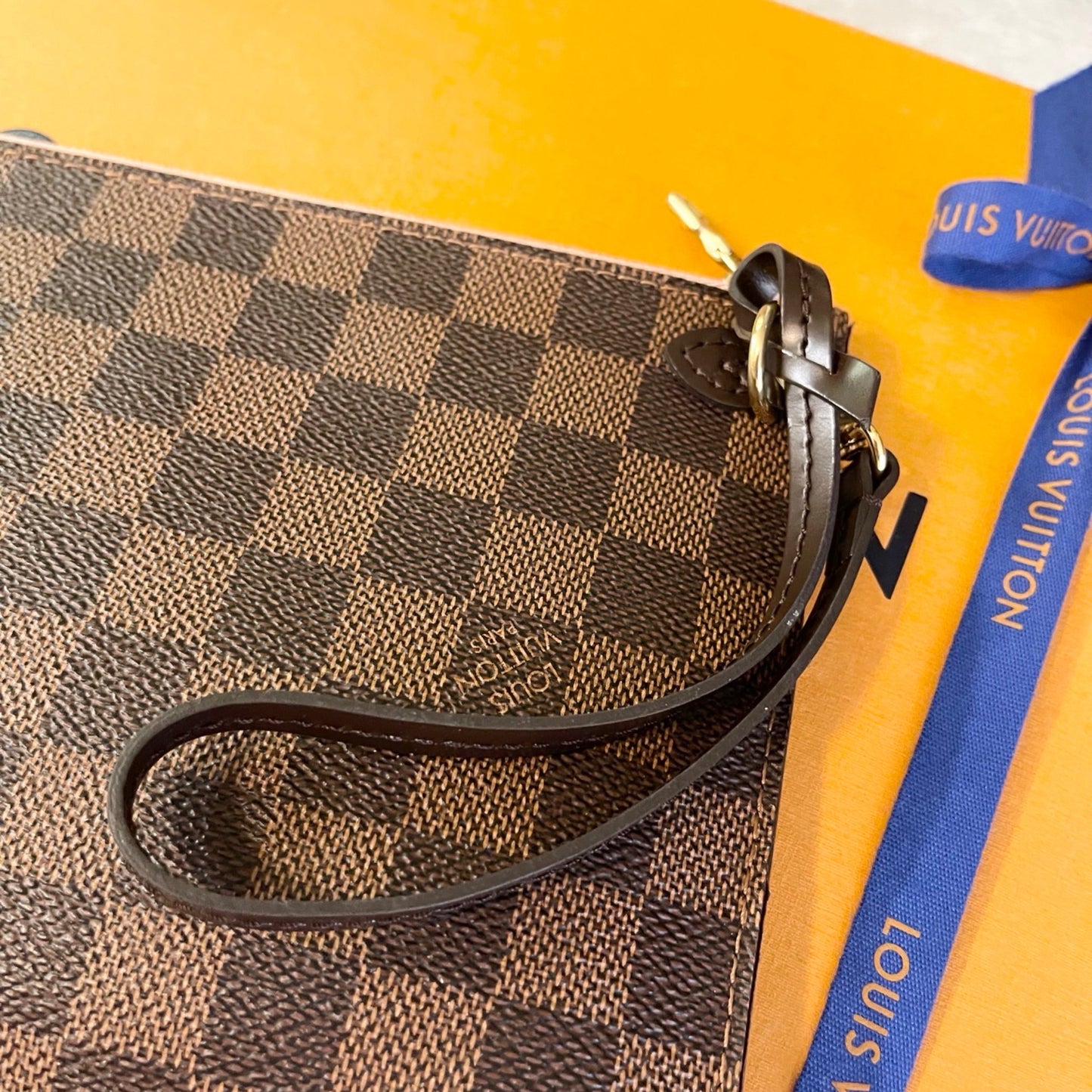 LOUIS VUITTON Damier Ebene Neverfull MM Pochette Wristlet Pouch In Rose Ballerine