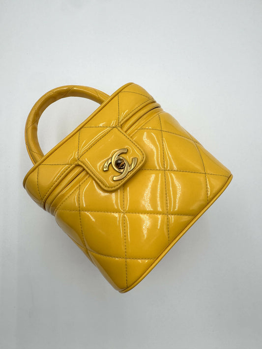 Chanel Chanel 19 Shoulder Bag - Rovelle Bags