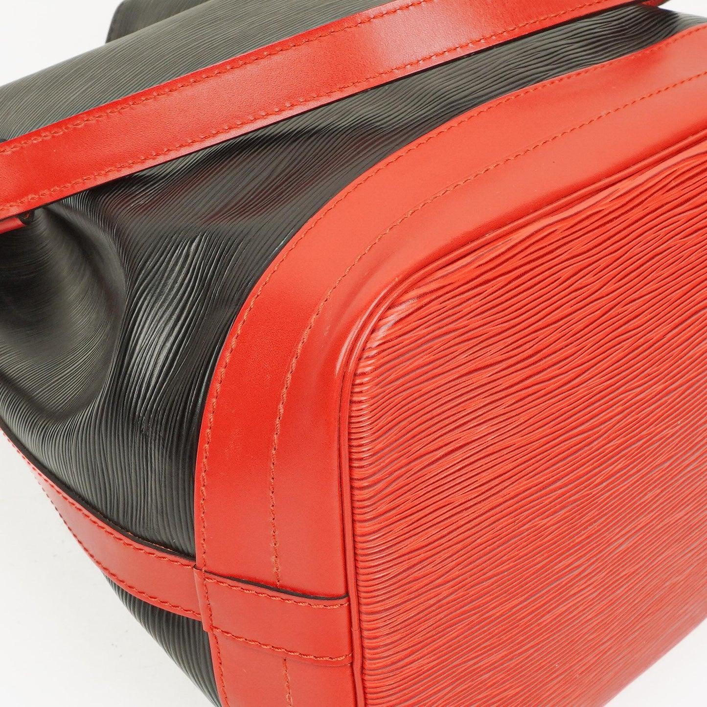 Louis Vuitton Noe Grande GM Bslck And Red EPI Leather Shoulder Bag